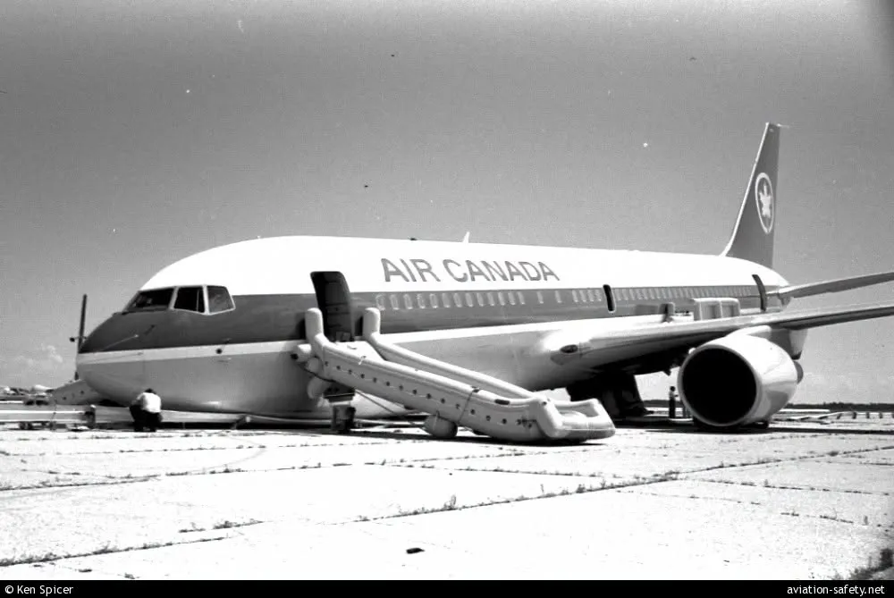 Літак Air Canada після жорсткої посадки на смугу військової авіабази.