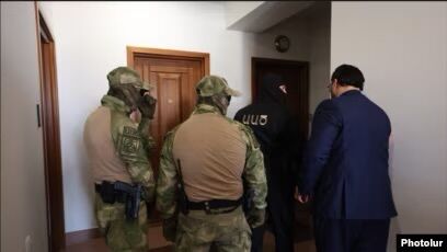 Правоохранительные органы проводят следственные действия в доме народного депутата Левона Кочаряна.