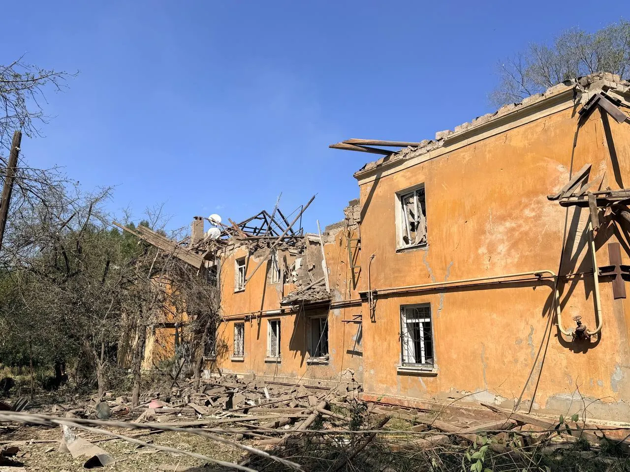 Ворог бомбить житлові будинки