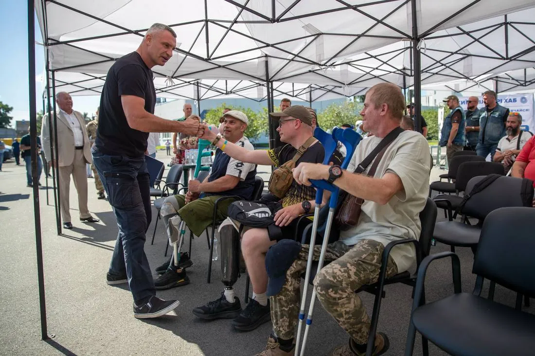 В Киеве открыли первую в Украине автошколу для ветеранов войны с ампутациями. Фото