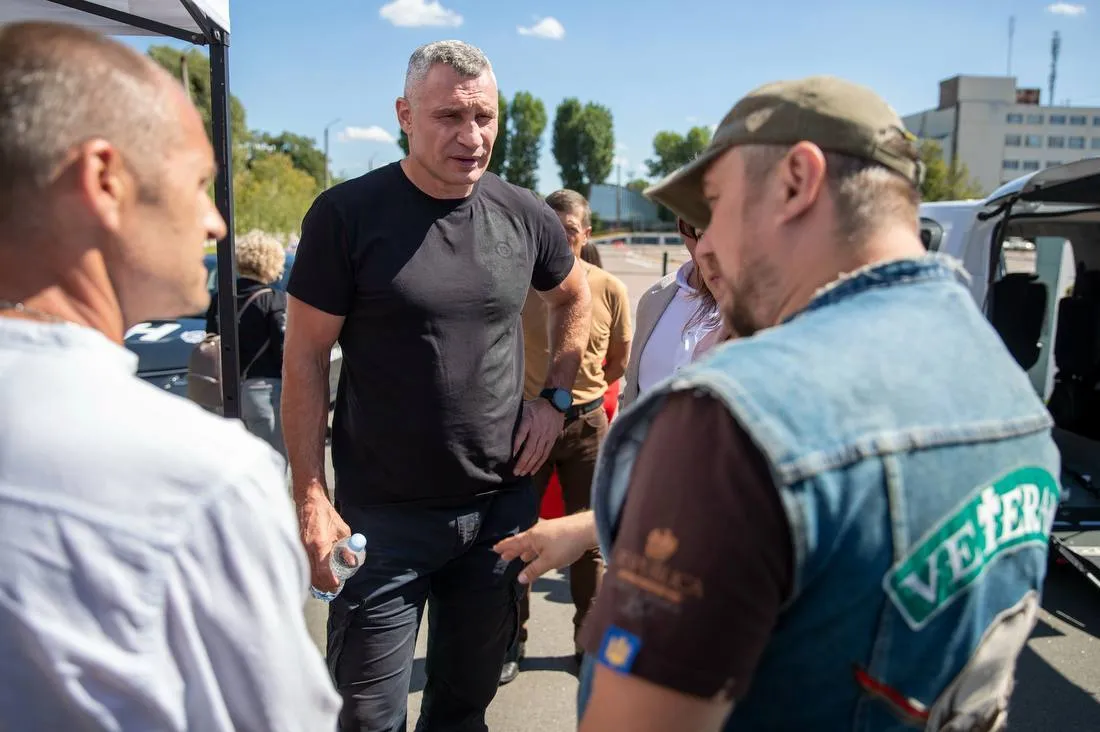 В Киеве открыли первую в Украине автошколу для ветеранов войны с ампутациями. Фото