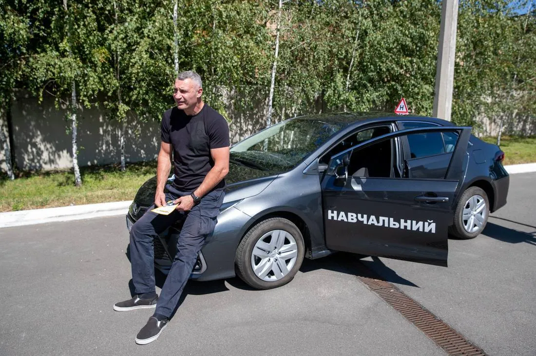 В Киеве открыли первую в Украине автошколу для ветеранов войны с ампутациями. Фото