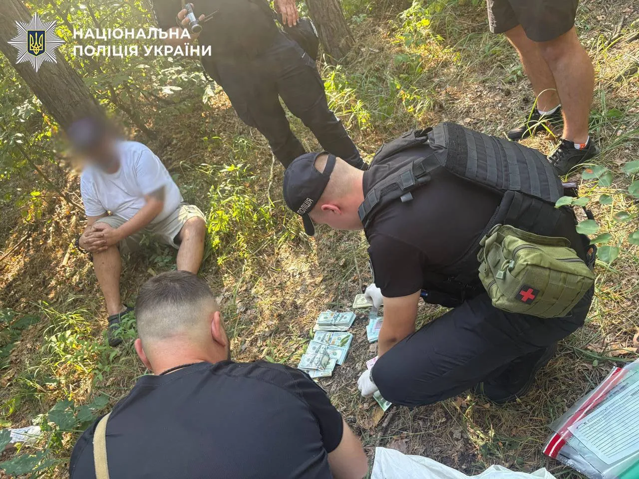 Чоловік вкрав у сусіда сейф з грошима та закопав його у лісі.