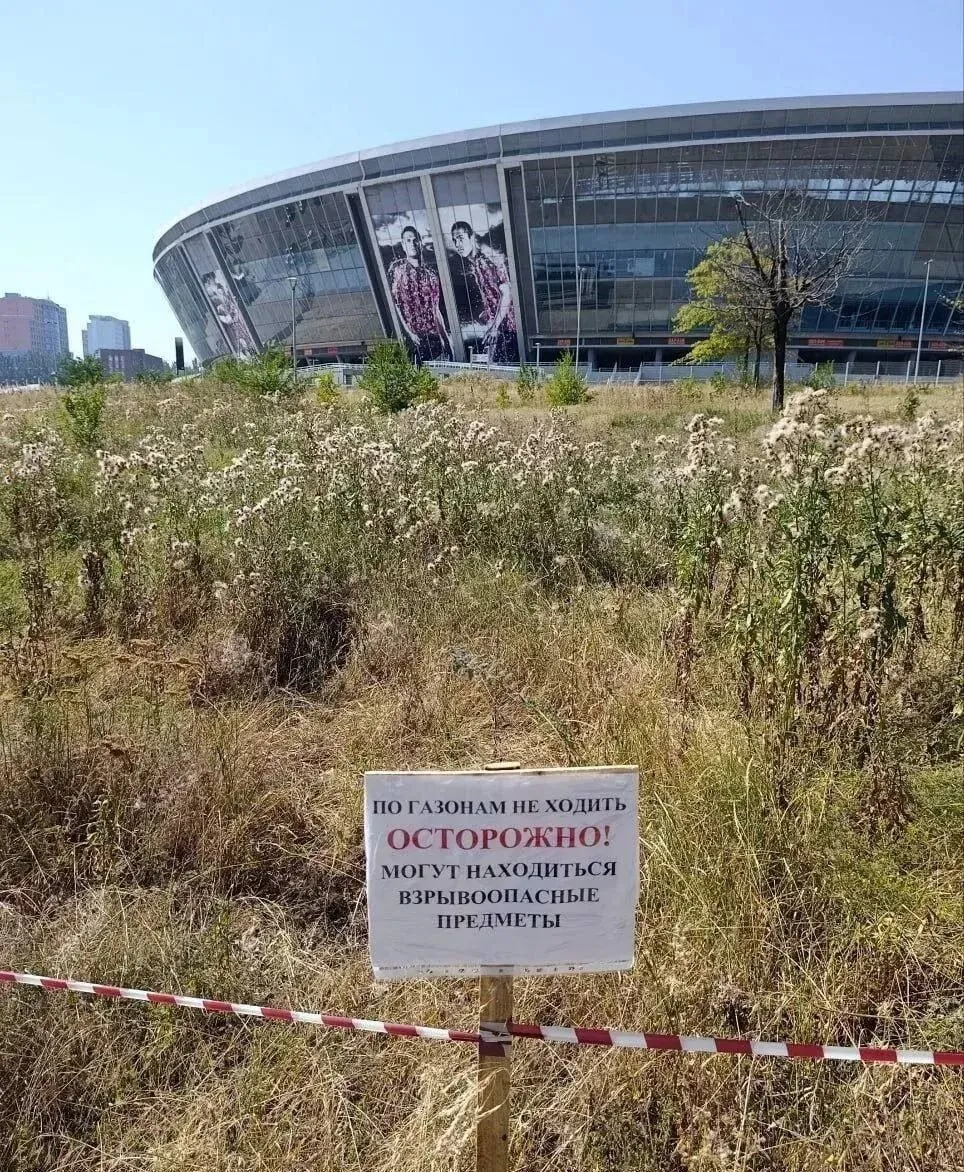 Вокруг стадиона поставили таблички