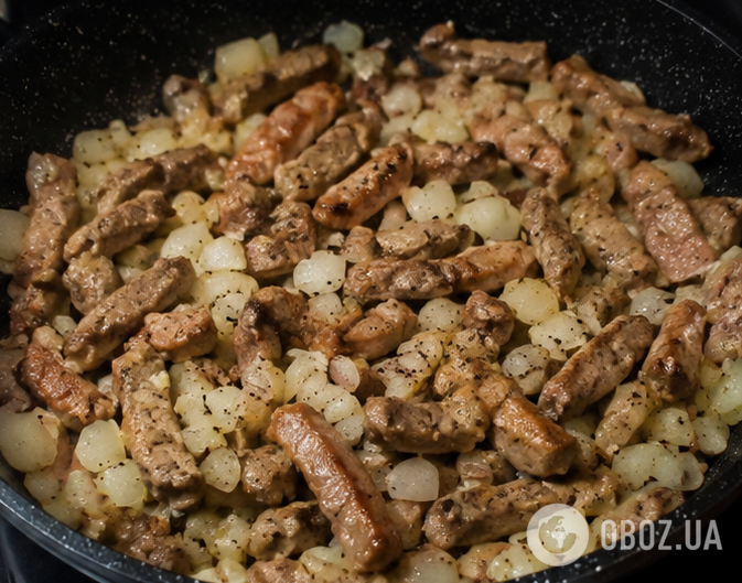 Обжариваем мясо с луком