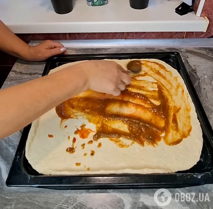 Змащуємо тісто соусом