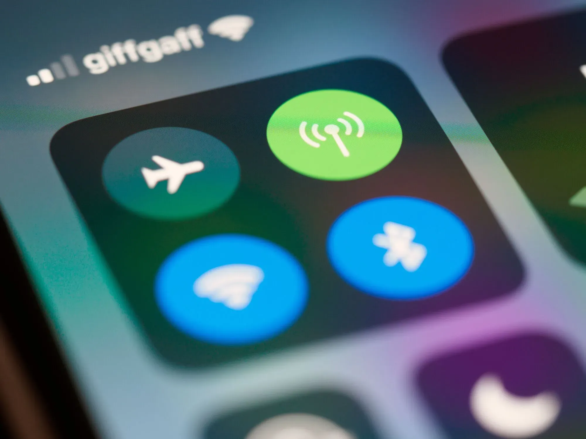 Модули Wi-Fi и Bluetooth, даже если сама служба отключена, продолжают искать сети.