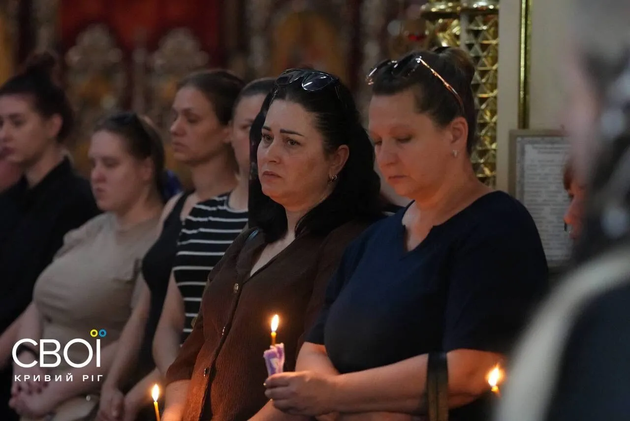 Люди прощаються із загиблою Наталією в церкві.