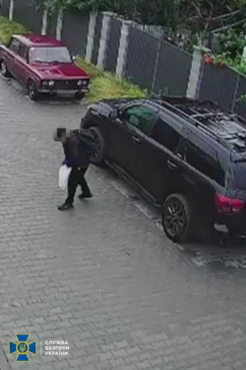 Злоумышленник заложил взрывчатку под автомобиль чиновника.