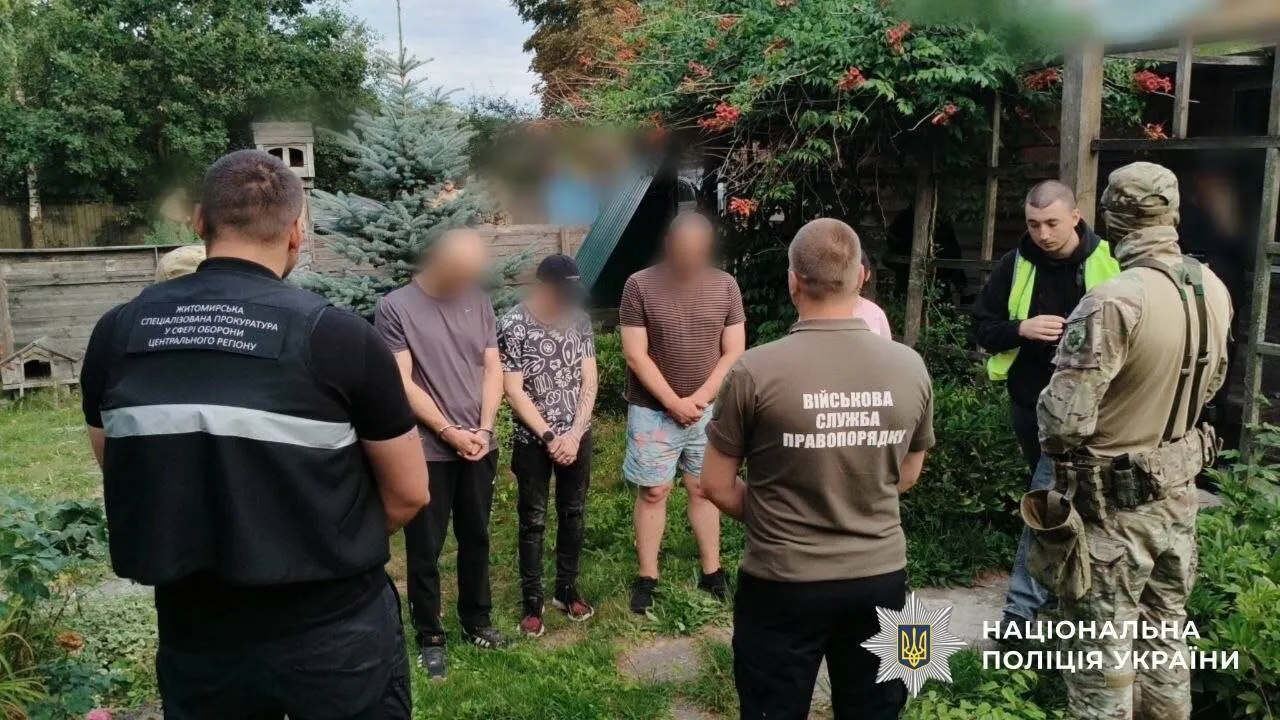 Полиция провела сотни обысков