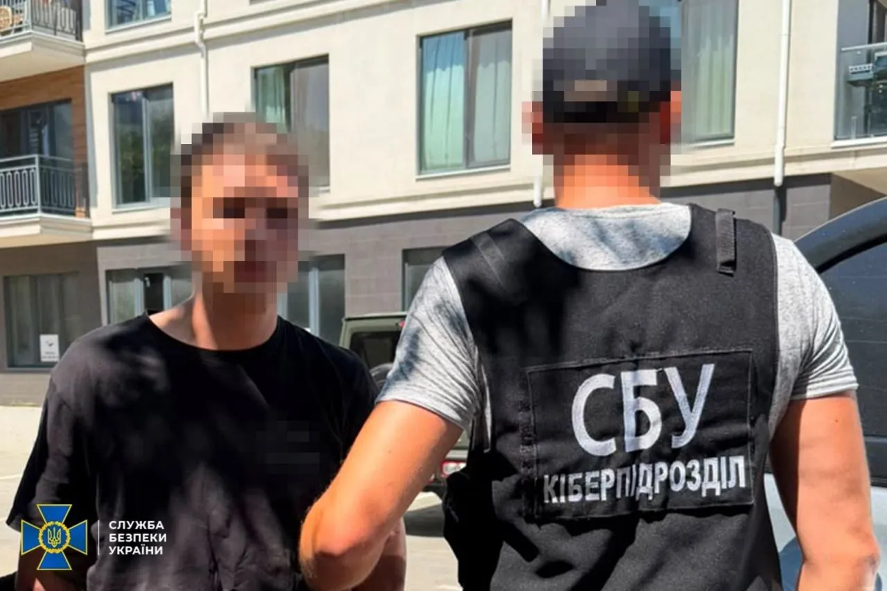 Агент фотографировал военные объекты и отмечал их на картах.