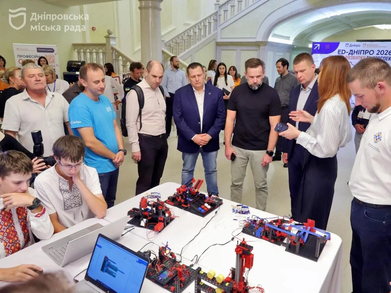 У Дніпрі провели великий освітній форум за участю представників держави, міста та педагогів