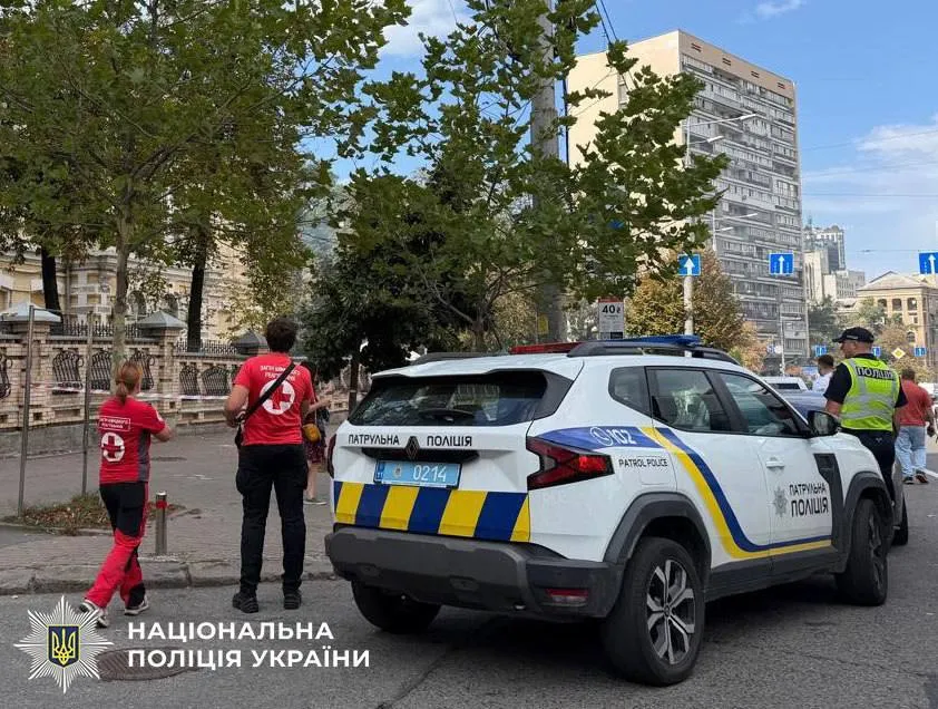 Поліція фіксує наслідки атаки РФ по столиці.