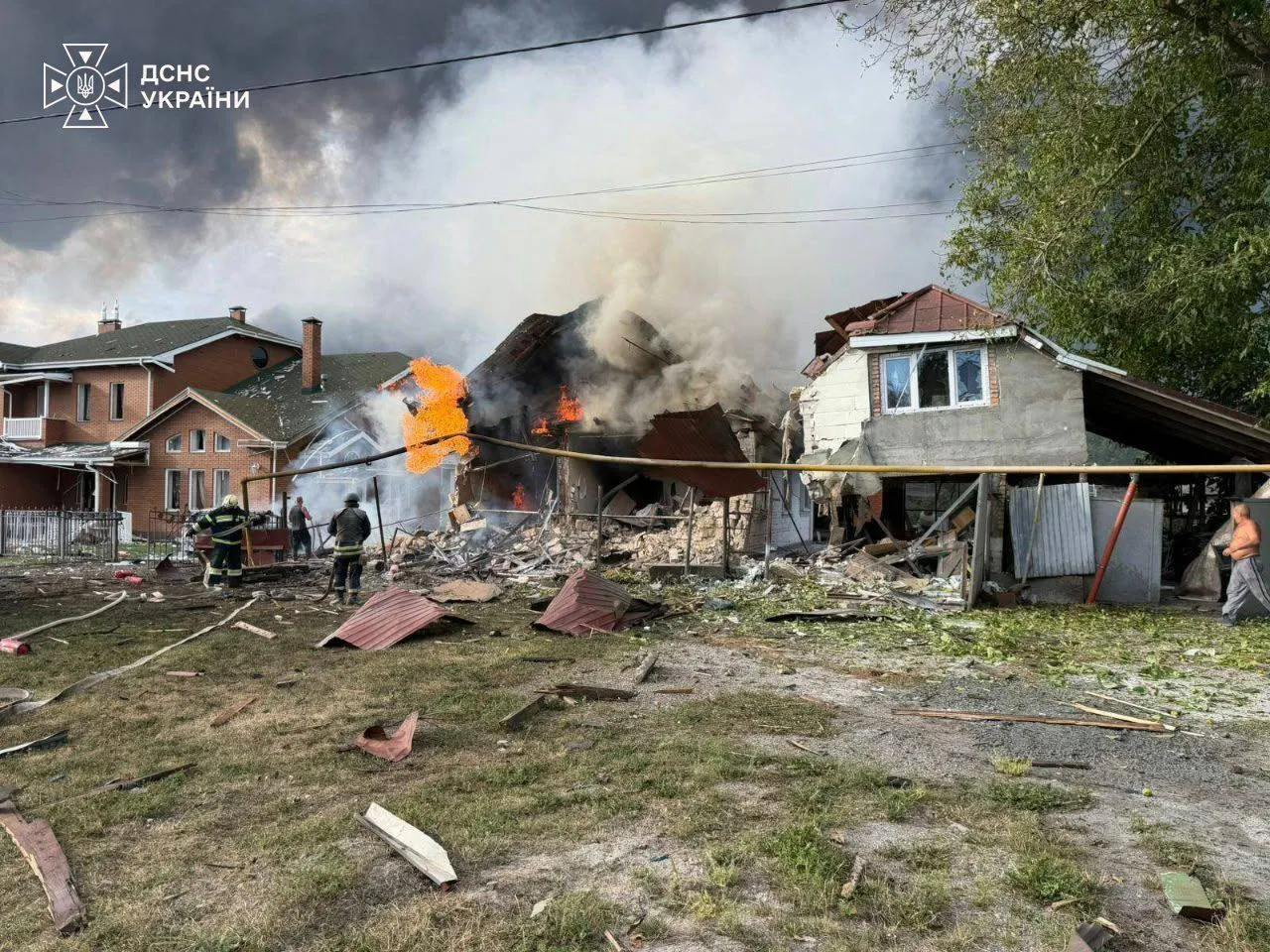 Окупанти знищили житлові будинки