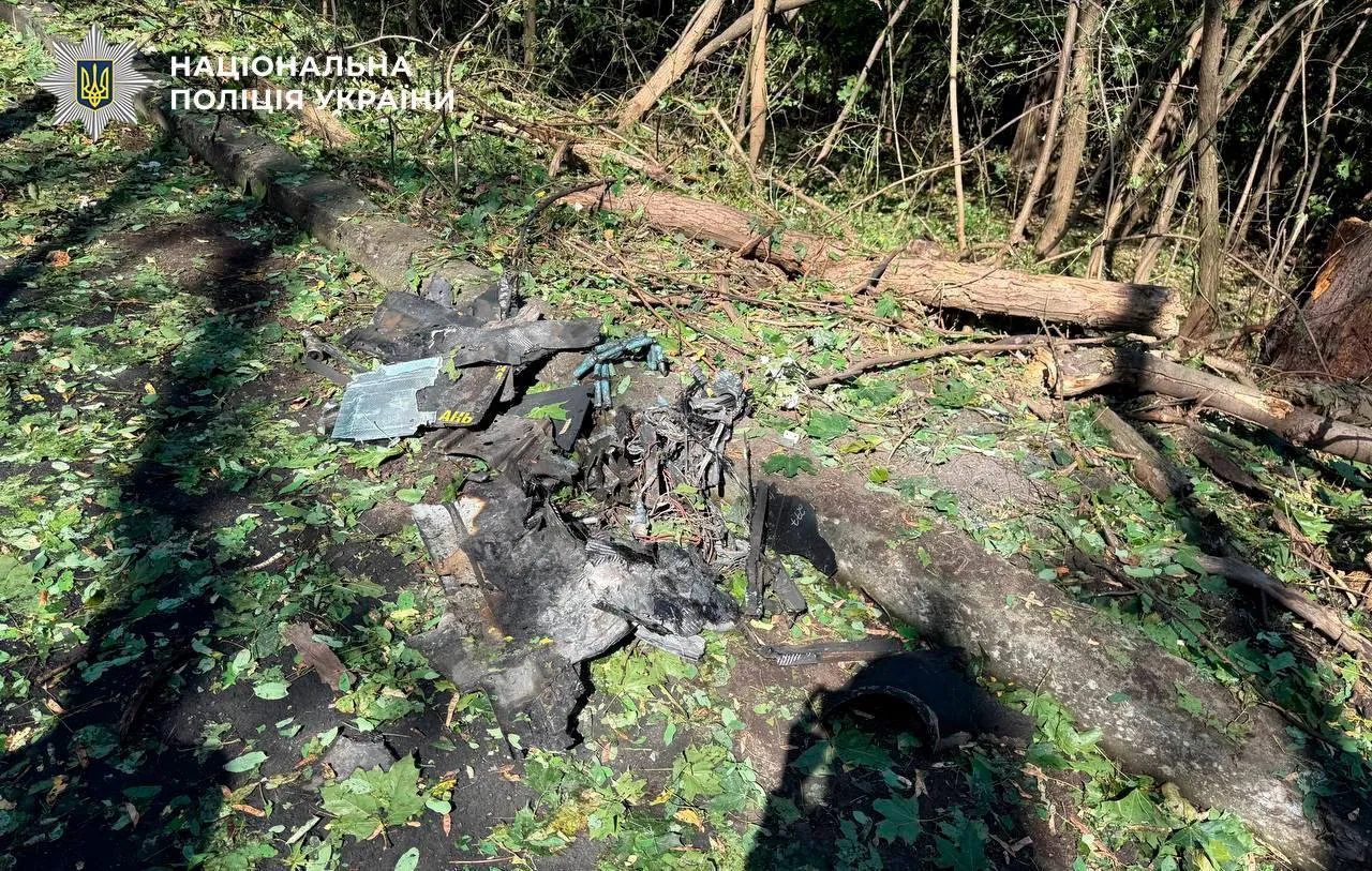 Поліція фіксує наслідки атаки РФ по столиці.