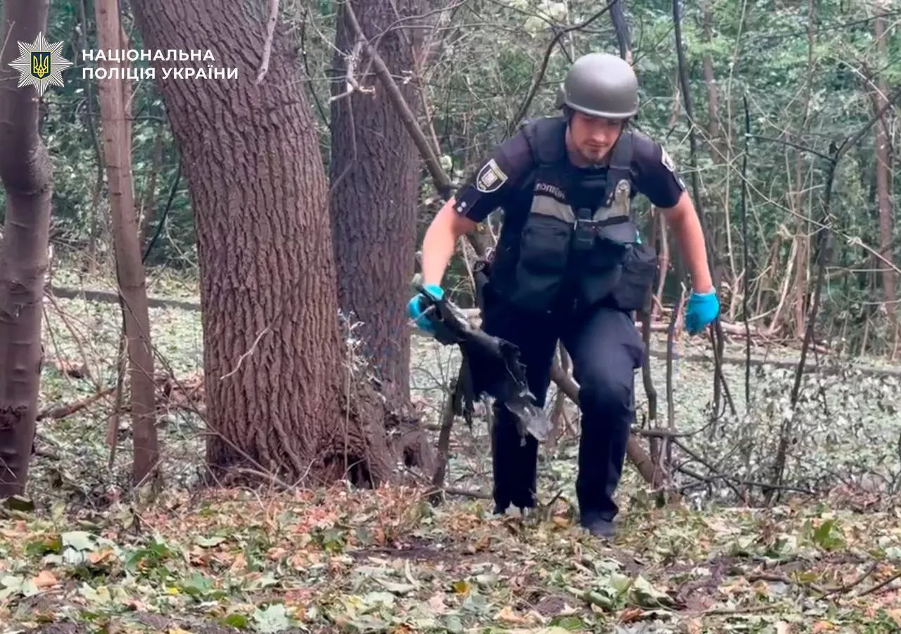 Поліція фіксує наслідки атаки РФ по столиці.