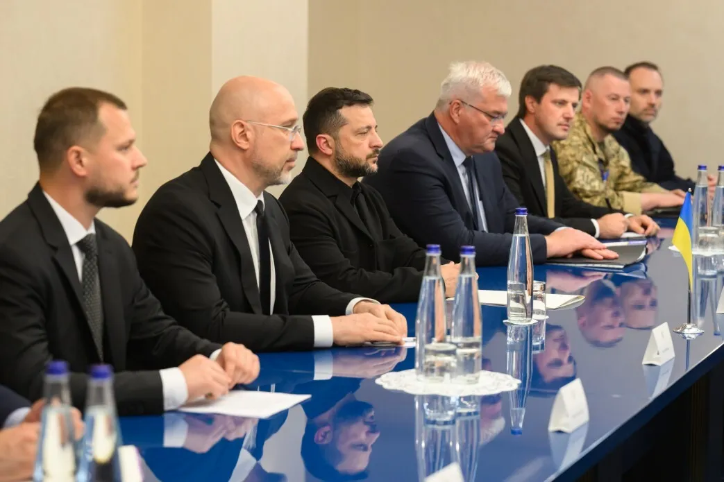 Владимир Зеленский и представители украинской стороны во время встречи в Кишиневе.