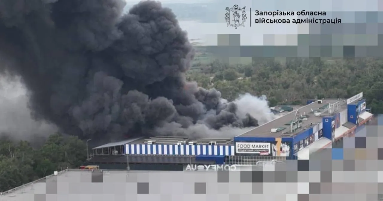 Після російського удару в "Епіцентрі" спалахнула пожежа