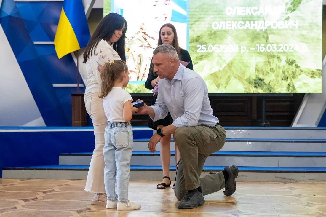 Мэр Киева вручил от имени столицы медали «Честь. Слава. Государство» семьям погибших Героев