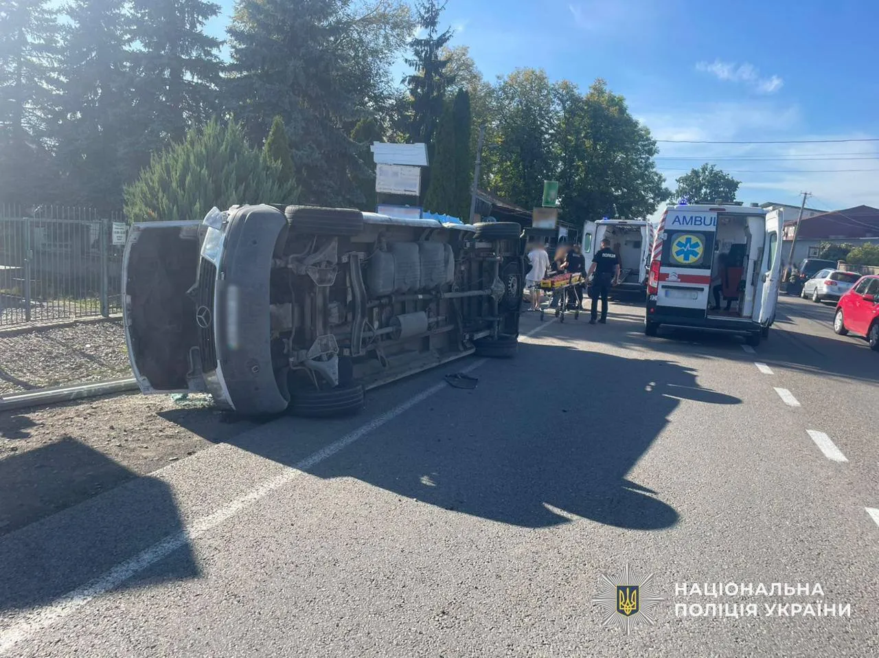 В салоне автобуса находились десять пассажиров.