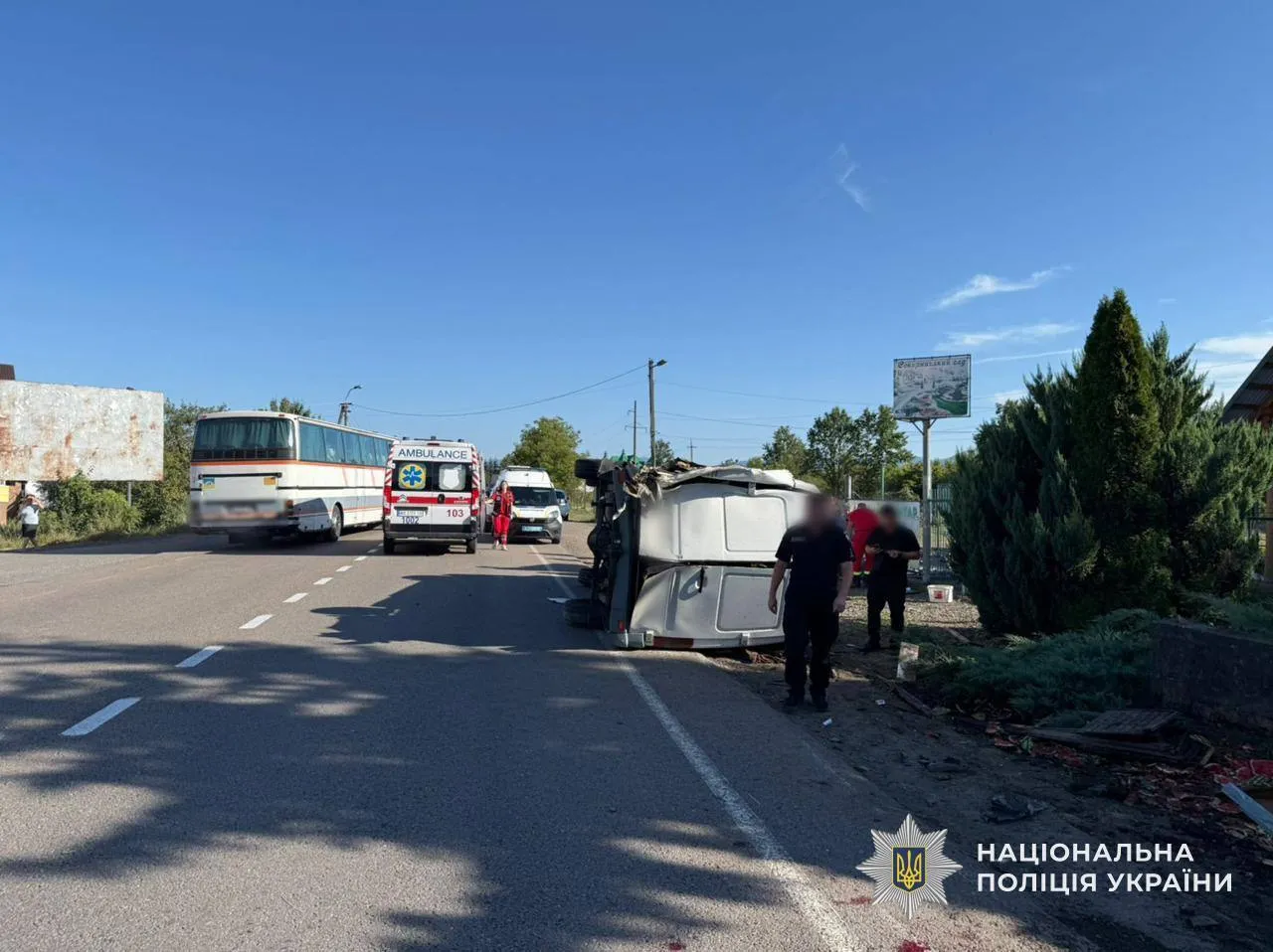 Восемь пассажиров автобуса доставили в больницу