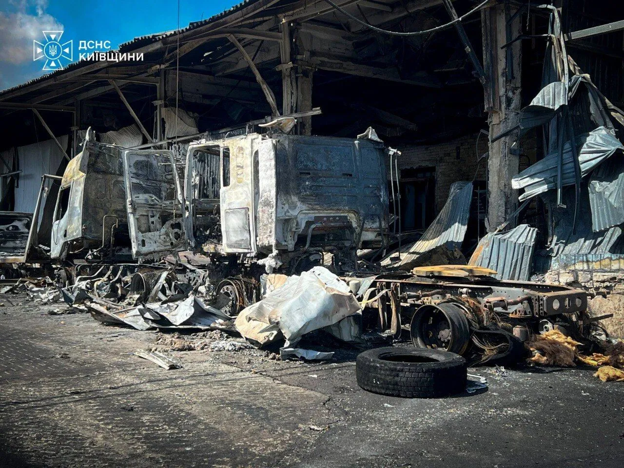 Продолжается ликвидация последствий российского обстрела в Бучанском районе.
