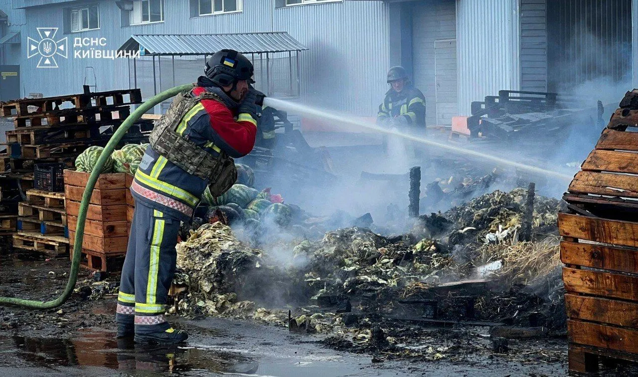 Продолжается ликвидация последствий российского обстрела в Бучанском районе.