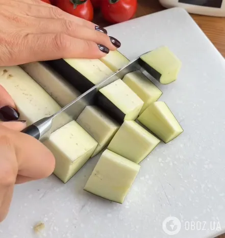 Нарезаем баклажаны