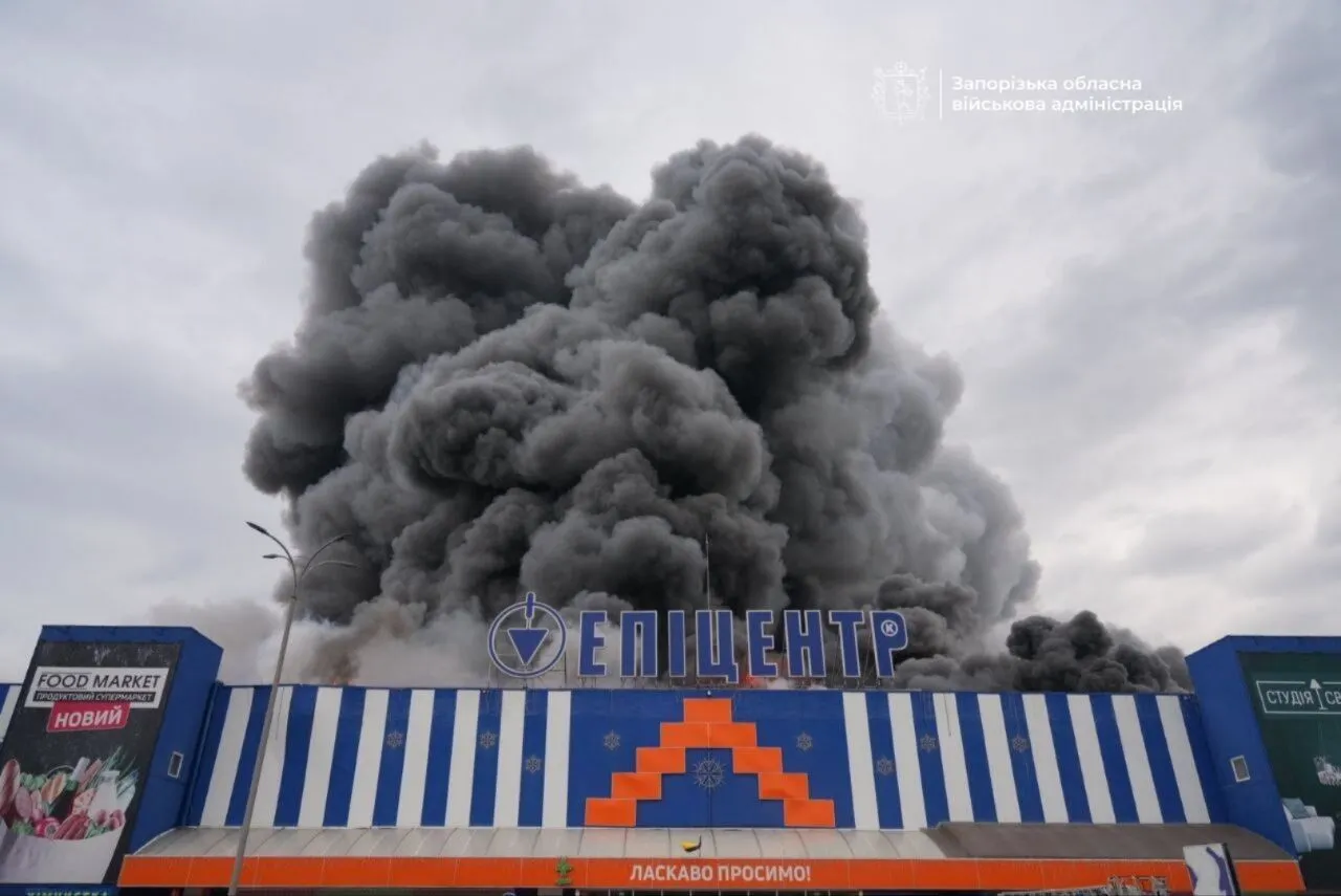 Горит "Эпицентр" в Запорожье
