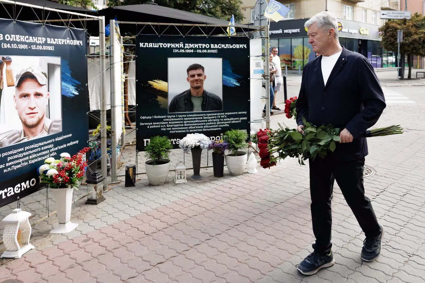 Порошенко в День памяти погибших защитников: лучшее почтение павшим — сильная Украина, за которую они сражались