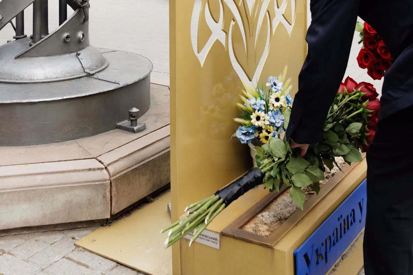 Порошенко в День памяти погибших защитников: лучшее почтение павшим — сильная Украина, за которую они сражались