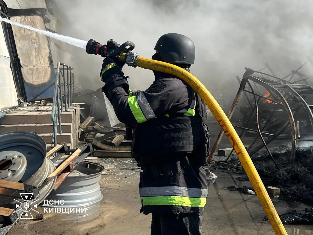 Спасатели ликвидируют последствия повторной российской атаки.