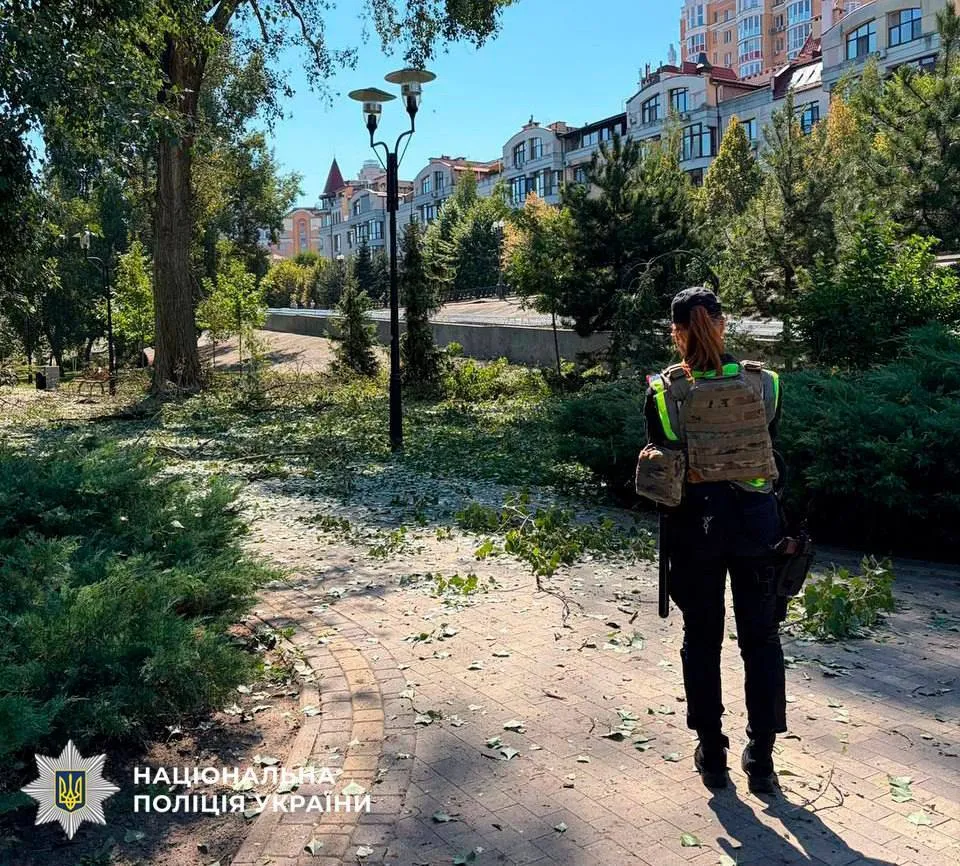 Поліцейські фіксують наслідки терористичної атаки РФ.