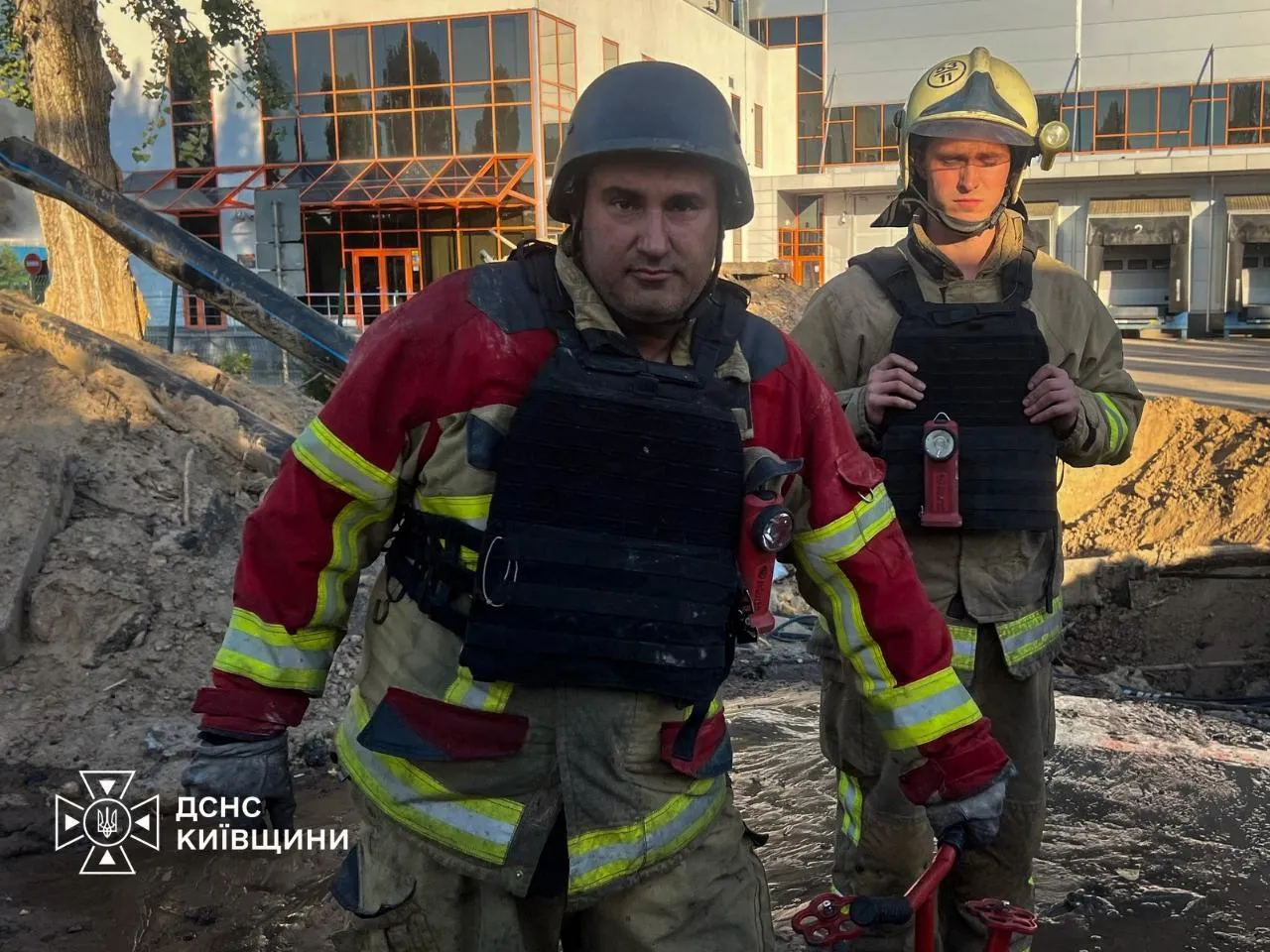 Спасатели ликвидируют последствия повторной российской атаки.