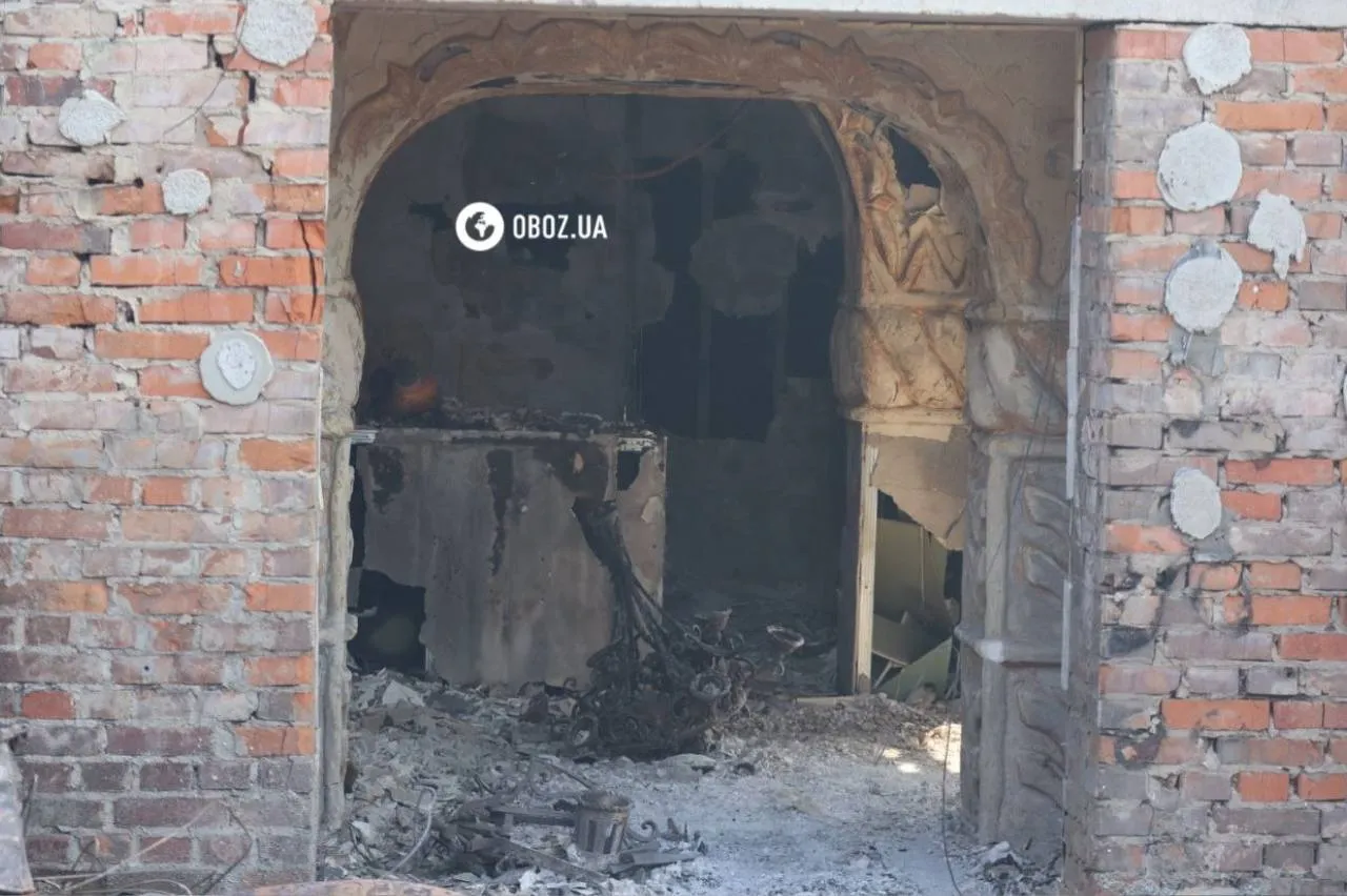 У селі багато пошкоджених будівель.