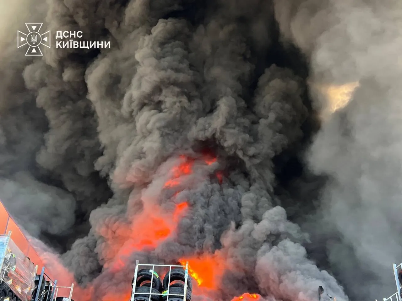 Спасатели устраняют последствия повторной российской атаки.
