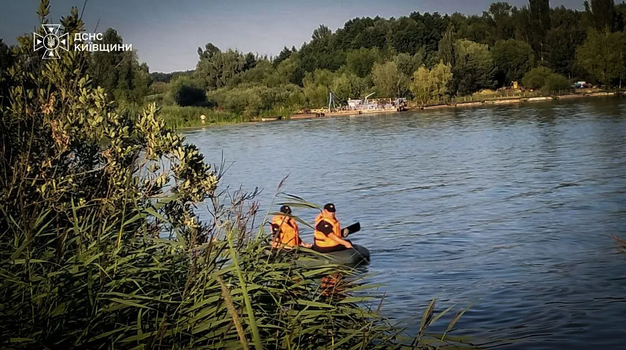 Спасатели извлекли из воды тело мужчины.