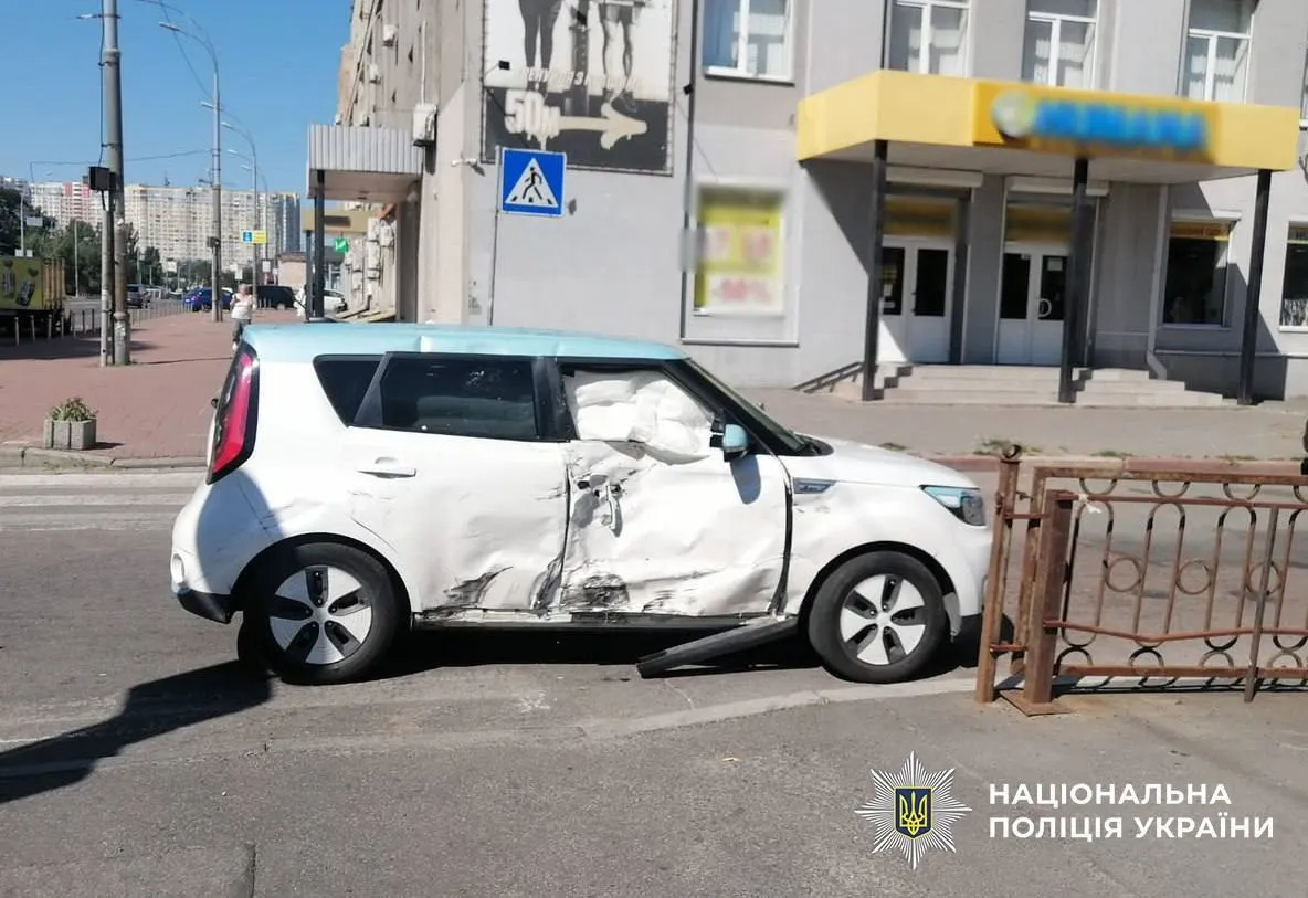 Водійка автомобіля KIA Soul не пропустила мотоцикліста.