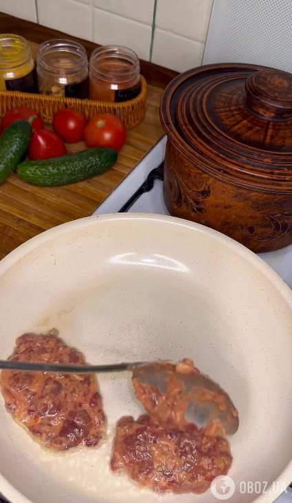 Выкладываем печеночную массу на сковороду