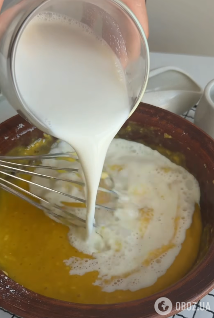 Смешиваем яйца с молоком