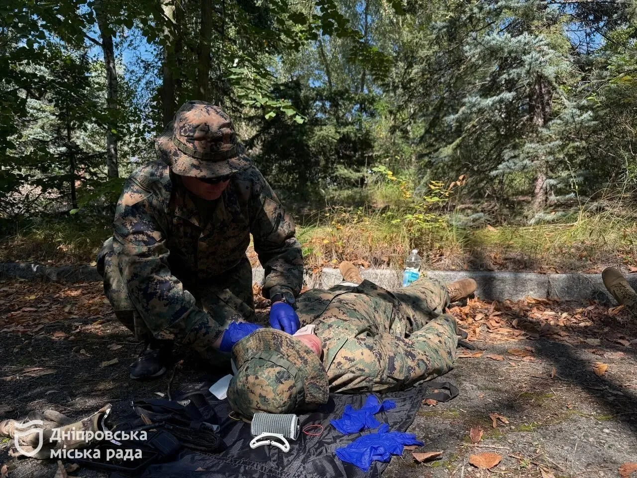 В Днепре молодежь обучали действовать в условиях войны: 140 участников прошли курс подготовки «Нация непокоренных»
