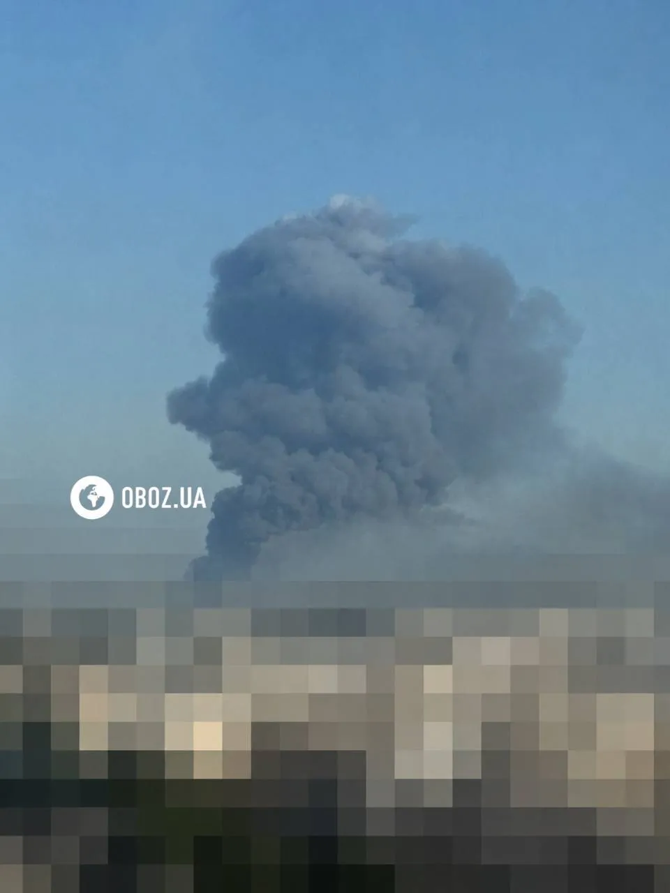 Большой столб дыма виден в разных районах столицы.