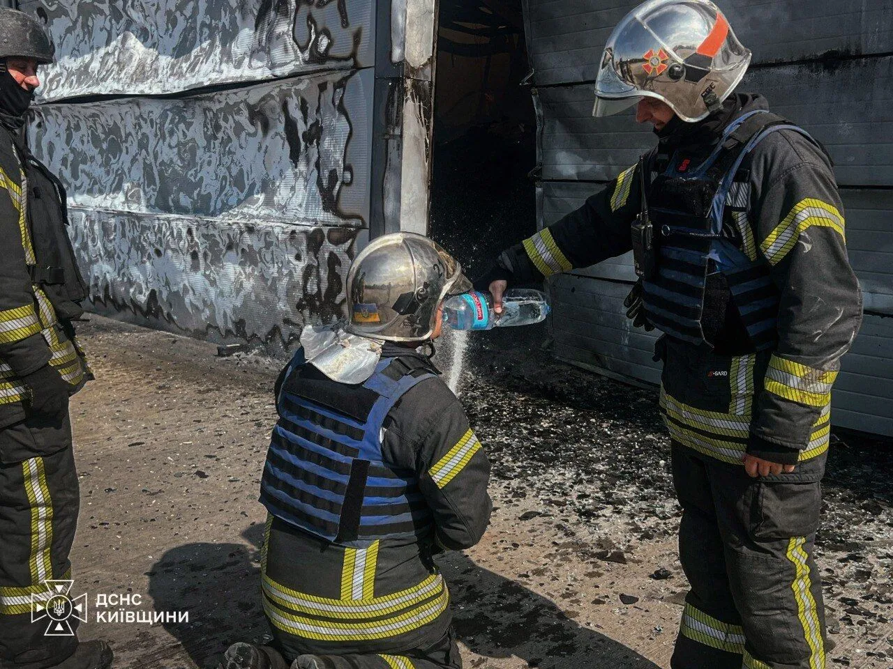 Рятувальники працюють на місцях загоря, які виникли через атаки РФ.