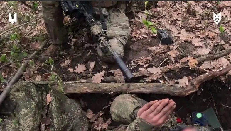 Украинские спецназовцы незаметно добрались до замаскированных укрытий оккупантов, разбудили их и заставили сдаться.