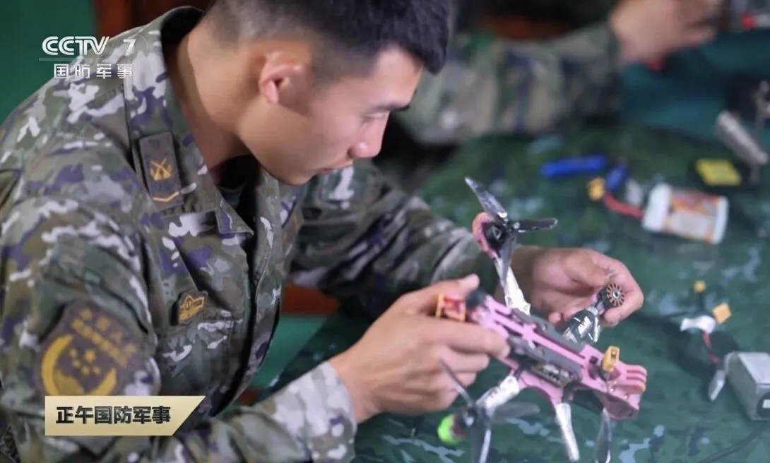 Работа китайских военных над FPV-дронами.