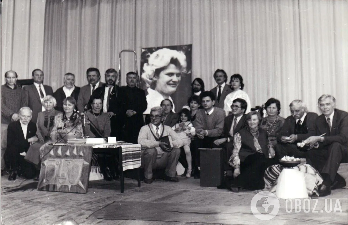 Вечір пам'яті Алли Горської в Києві, 1990 рік, Олена сидить на руках у мами (в центрі).