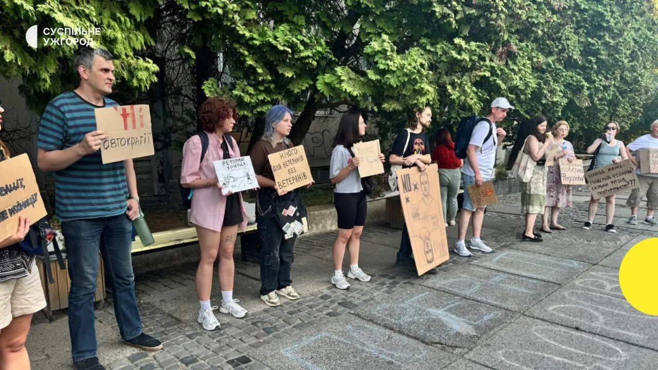 В Ужгороде 20-й день проходит мирная акция против отставки Михаила Федорова.