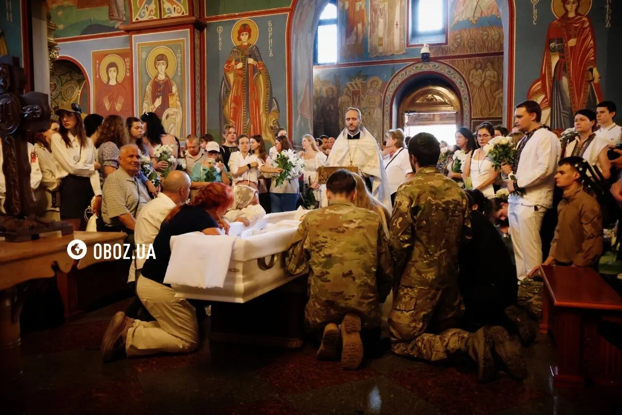 Провести Віталіну в останній путь прийшли рідні, близькі та небайдужі українці.