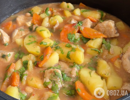 Готовый тушёный картофель