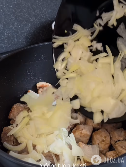 Обжариваем лук с мясом